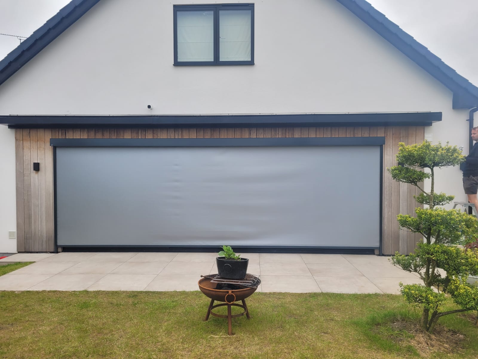 External Screens 5 external screens 1 1