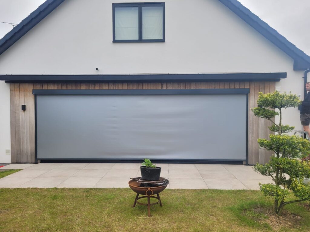 External Screens 13 external screens 1